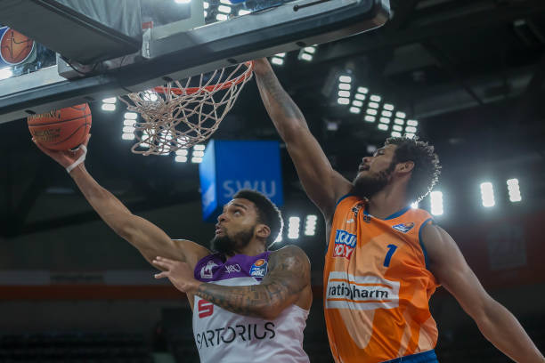 的比赛中夺 的比赛中夺